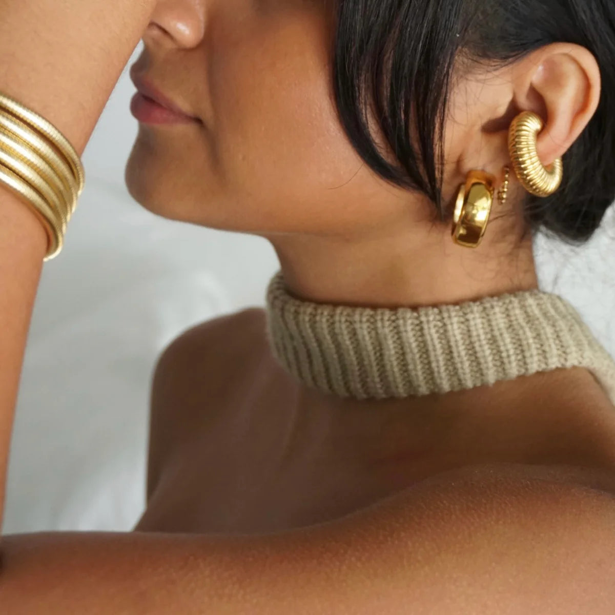 EV Cosa Medium Hoop Earrings