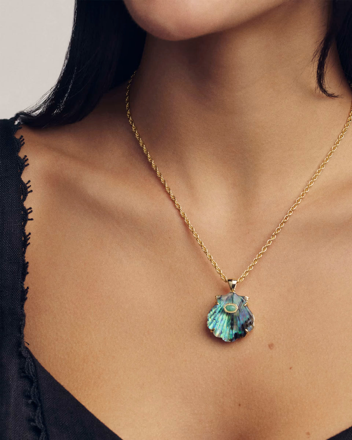 KS Lucia Shell Short Pendant Necklace