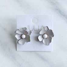 Load image into Gallery viewer, Cleo Flower Earrings
